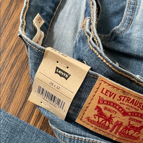 Levi's Women's  724 High rise straight 28x32 Blue ripped Jeans - Picture 3 of 9